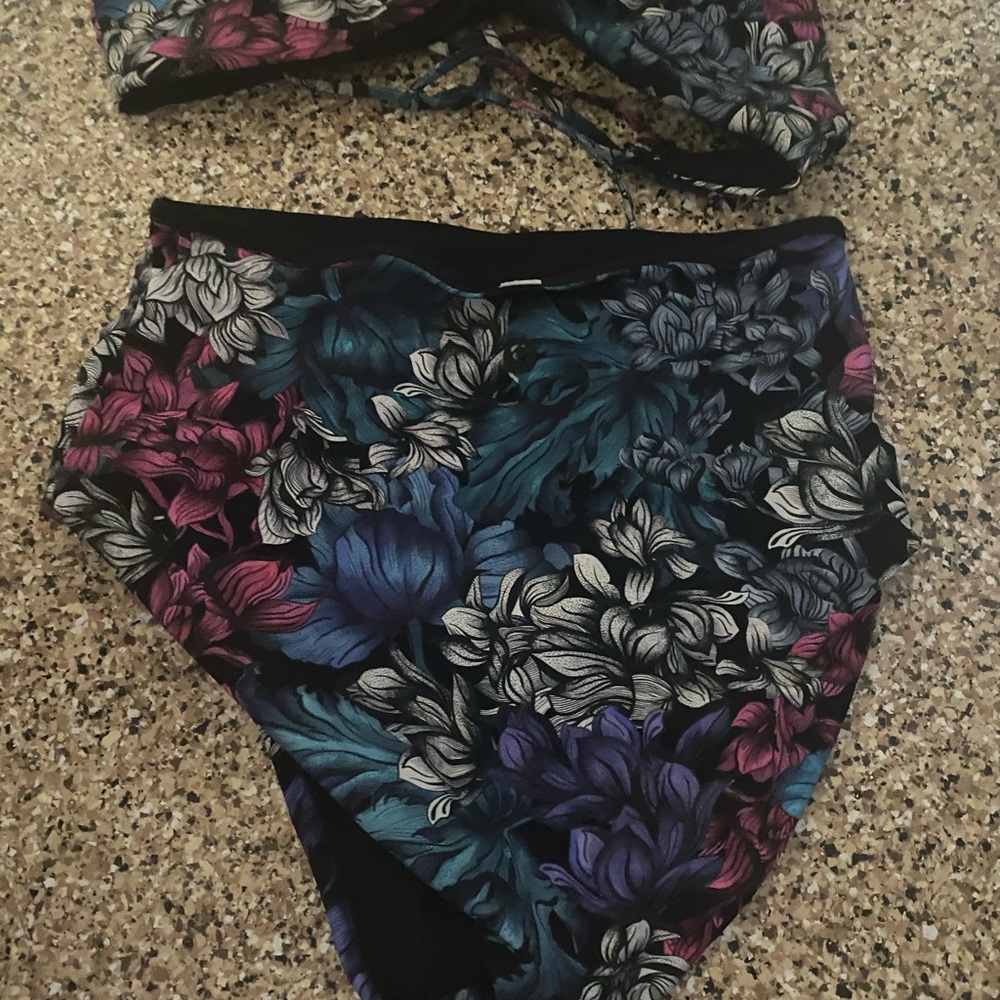 Bikini - Picture 3 of 3
